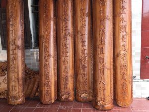 Các mẫu câu đối lòng mo, câu đối ôm cột hay còn gọi câu đối lòng máng 02